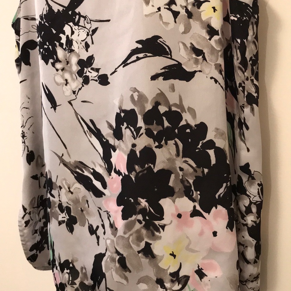 Light & Gorgeous dressy Tank! - Picture 2 of 9